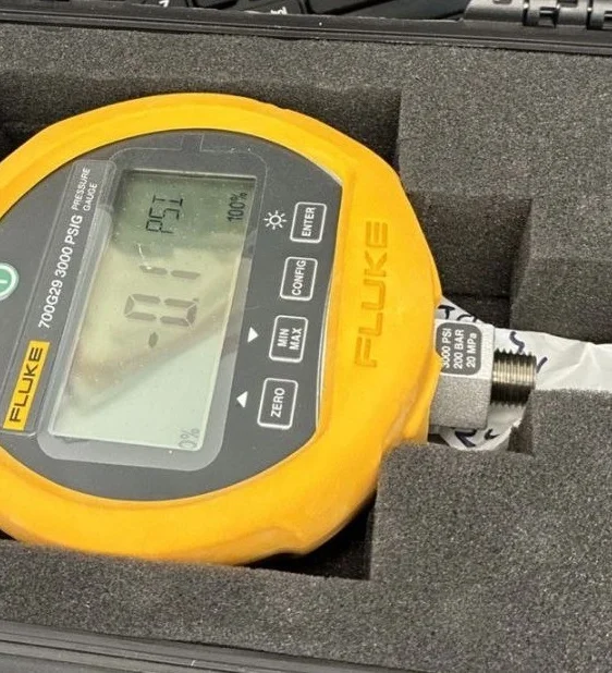 Прецизионный калибратор манометров Fluke 700G29 3000 PSIG